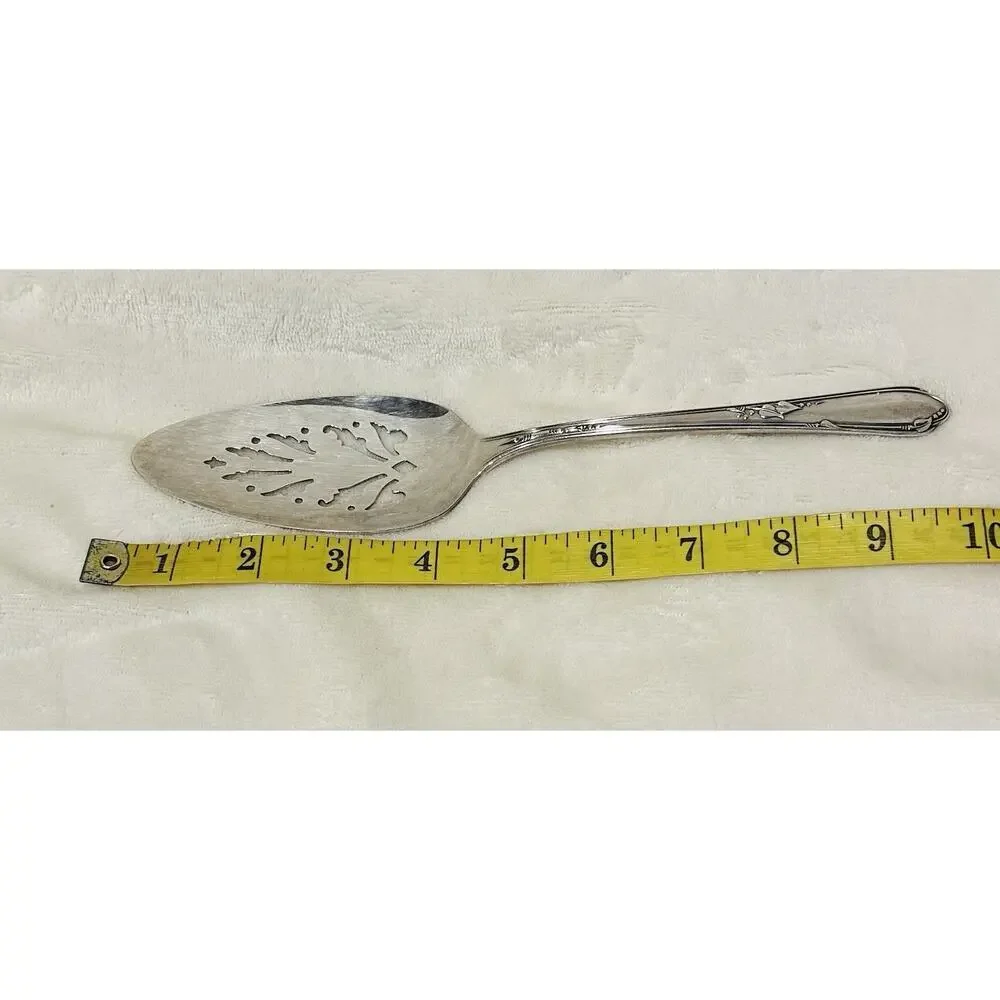 Vintage WM. A Rogers A1 Plus Oneida Ltd. Pierced Silver Plate Cake/Pie Server